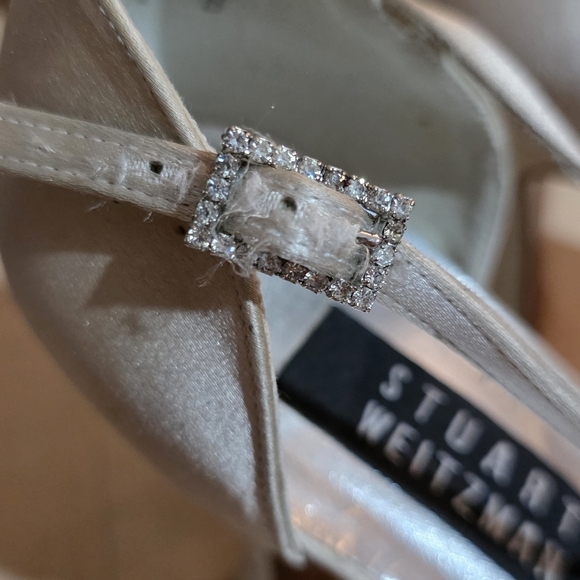 STUART WEITZMAN CREAM HEELS W/ RHINESTONE BUCKLE SIZE 7.5 - Picture 3 of 11